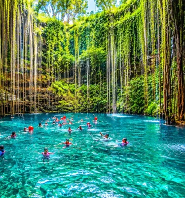 Turistas bañándose en el interior de Ik Kil
