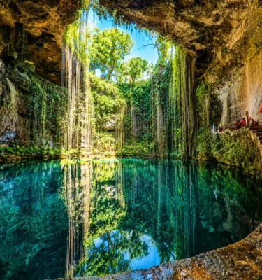 Vista del cenote Ik Kil por dentro sin gente