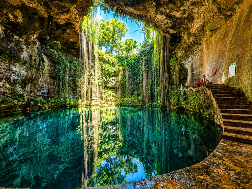 Vista del cenote Ik Kil por dentro sin gente