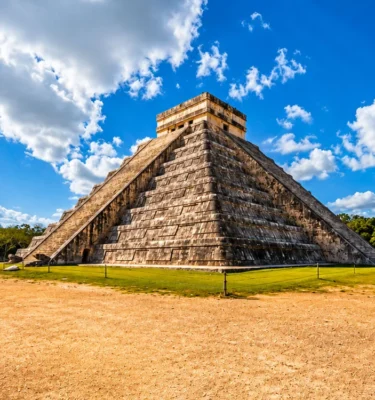 Pirámide de Chichén Itzá de día sin turistas