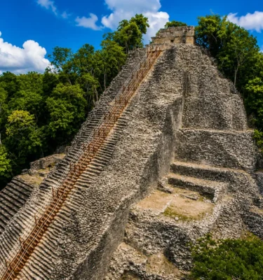 Imagen total de la pirámide de Cobá con las nuevas escaleras