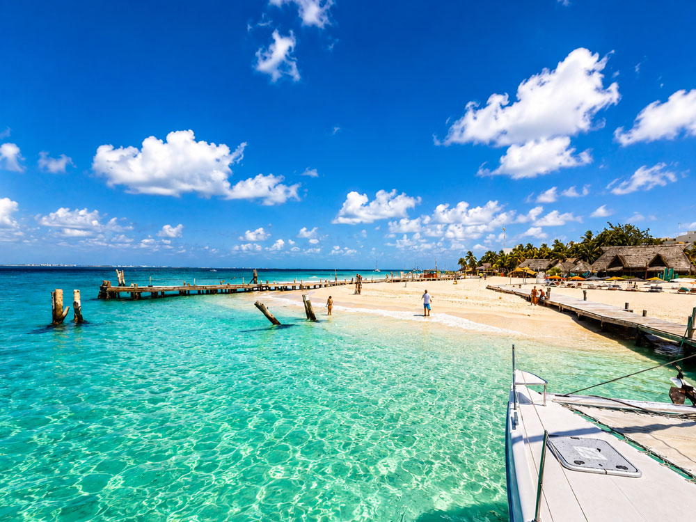 Llegada al embarcadero de Isla Mujeres desde el Catamarán