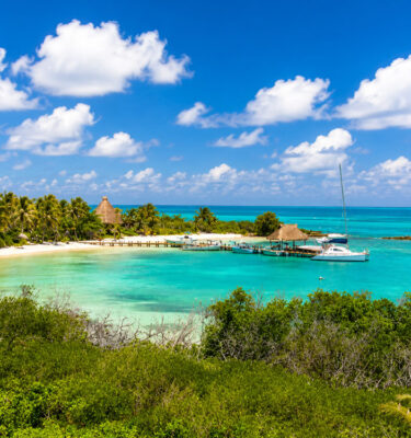 vista del embarcadero de Isla Contoy a la llegada del barco