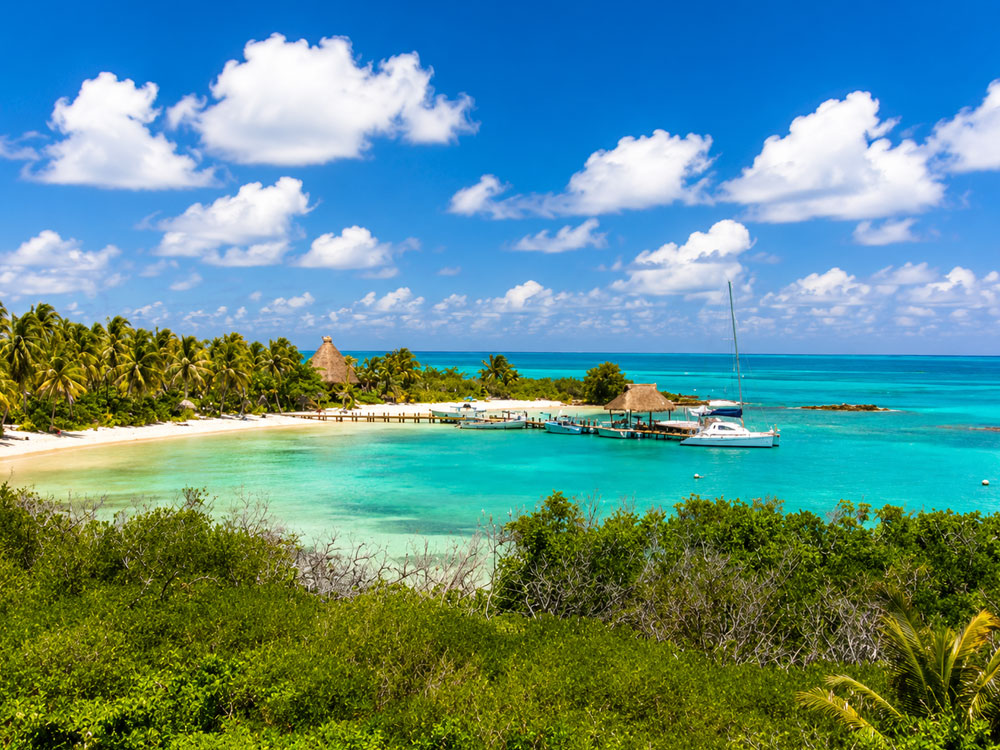vista del embarcadero de Isla Contoy a la llegada del barco